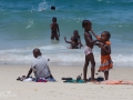 barn på strand i zanzibar