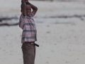 kvinna på strand i zanzibar