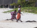kvinnor på strand i zanzibar