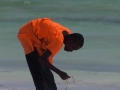 kvinna på strand i zanzibar