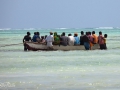 män i en båt på Zanzibar