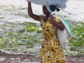 kvinna på en strand på Zanzibar