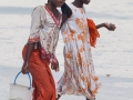 kvinnor på en strand på Zanzibar