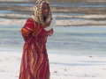 kvinna på en strand på Zanzibar