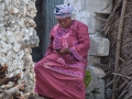 kvinna med en mobiltelefon på en strand på Zanzibar